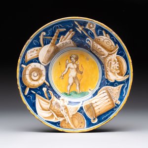 A polychrome Italian maiolica plate with Cupid holding an arrow, Casteldurante, dated 1560 — photo 2
