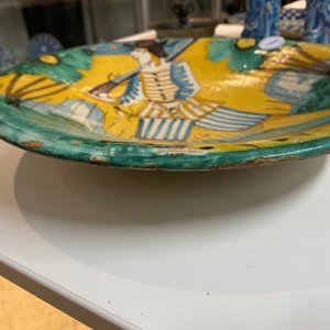 A polychrome Italian maiolica 'soldier' dish, Montelupo, 17th C. — 照片 6