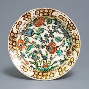 A polychrome Iznik dish with floral design, Turkey, ca. 1600 — 照片 1