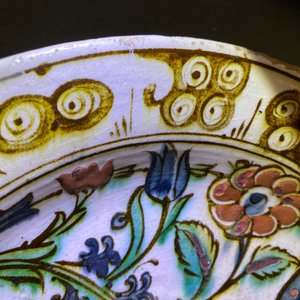A polychrome Iznik dish with floral design, Turkey, ca. 1600 — 照片 5