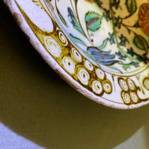 A polychrome Iznik dish with floral design, Turkey, ca. 1600 — 照片 7