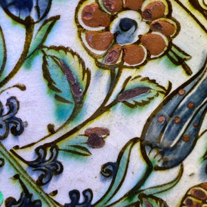 A polychrome Iznik dish with floral design, Turkey, ca. 1600 — 照片 9