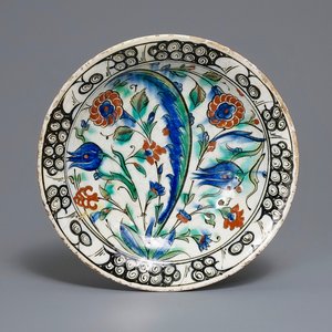 A polychrome Iznik dish with floral design, Turkey, ca. 1600 — 照片 1