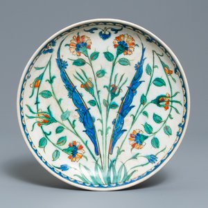A polychrome Iznik dish with floral design, Turkey, late 16th C. — 照片 1