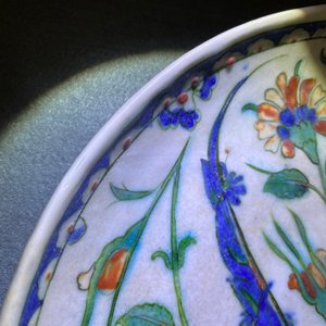A polychrome Iznik dish with floral design, Turkey, late 16th C. — 照片 13