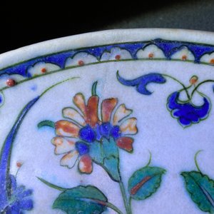A polychrome Iznik dish with floral design, Turkey, late 16th C. — 照片 3