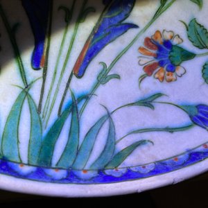A polychrome Iznik dish with floral design, Turkey, late 16th C. — 照片 7