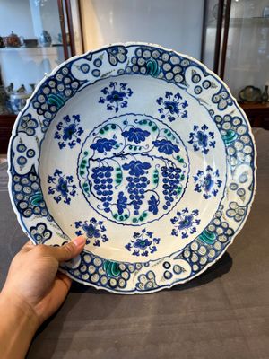 A polychrome Iznik 'grape' dish, Turkey, ca. 1570 — foto 1