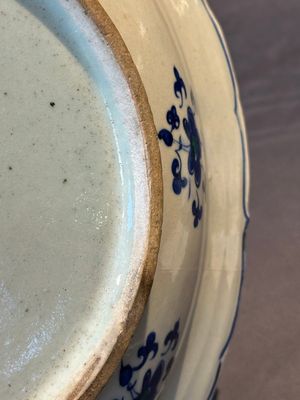 A polychrome Iznik 'grape' dish, Turkey, ca. 1570 — foto 11