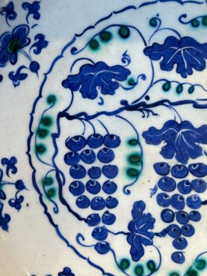 A polychrome Iznik 'grape' dish, Turkey, ca. 1570 — foto 2
