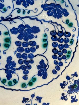A polychrome Iznik 'grape' dish, Turkey, ca. 1570 — foto 3