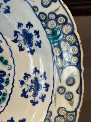 A polychrome Iznik 'grape' dish, Turkey, ca. 1570 — foto 4