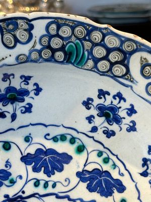 A polychrome Iznik 'grape' dish, Turkey, ca. 1570 — foto 5