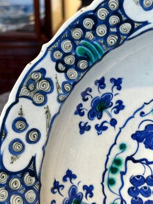A polychrome Iznik 'grape' dish, Turkey, ca. 1570 — foto 6