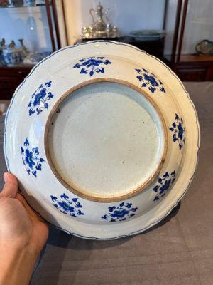 A polychrome Iznik 'grape' dish, Turkey, ca. 1570 — foto 7
