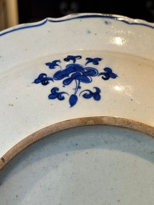 A polychrome Iznik 'grape' dish, Turkey, ca. 1570 — foto 8