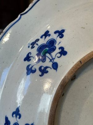 A polychrome Iznik 'grape' dish, Turkey, ca. 1570 — foto 9