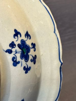 A polychrome Iznik 'grape' dish, Turkey, ca. 1570 — foto 10