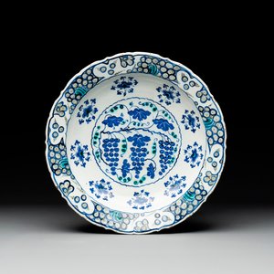 A polychrome Iznik 'grape' dish, Turkey, ca. 1570 — foto 1