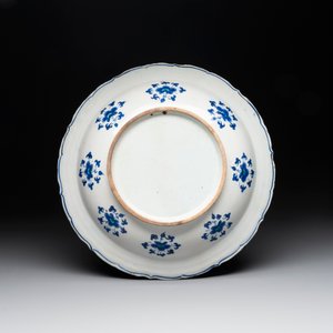 A polychrome Iznik 'grape' dish, Turkey, ca. 1570 — foto 2