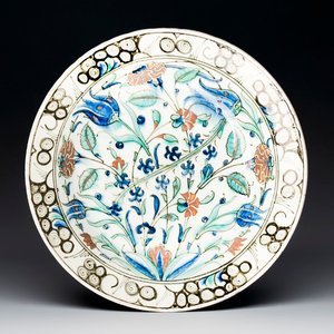A polychrome Iznik pottery dish with floral design, Turkey, ca. 1600 — photo 1