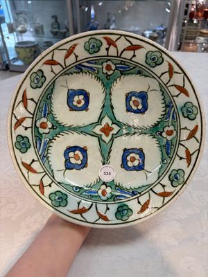A polychrome Iznik pottery dish with stylised floral design, Turkey, ca. 1600 — photo 1