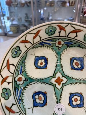 A polychrome Iznik pottery dish with stylised floral design, Turkey, ca. 1600 — photo 2
