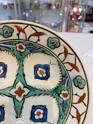 A polychrome Iznik pottery dish with stylised floral design, Turkey, ca. 1600 — photo 3