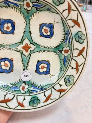 A polychrome Iznik pottery dish with stylised floral design, Turkey, ca. 1600 — photo 4