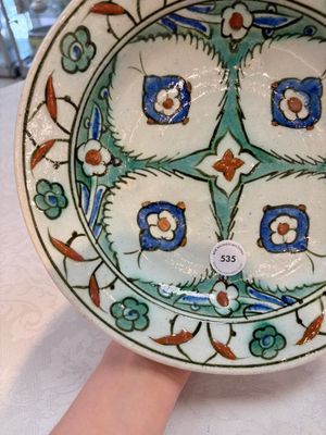 A polychrome Iznik pottery dish with stylised floral design, Turkey, ca. 1600 — photo 5