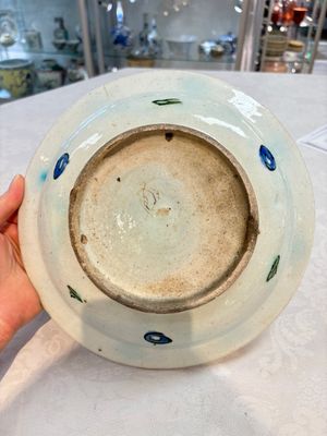 A polychrome Iznik pottery dish with stylised floral design, Turkey, ca. 1600 — photo 6