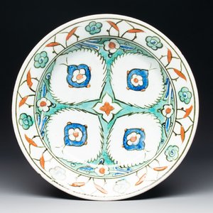 A polychrome Iznik pottery dish with stylised floral design, Turkey, ca. 1600 — photo 1