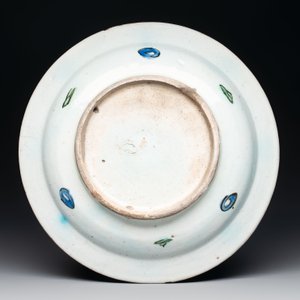A polychrome Iznik pottery dish with stylised floral design, Turkey, ca. 1600 — photo 2
