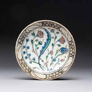 A polychrome Iznik pottery 'saz leaf' dish, Turkey, 17th C. — photo 1