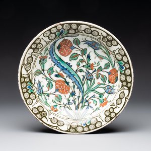 A polychrome Iznik pottery 'saz leaf' dish, Turkey, late 16th C. — photo 1