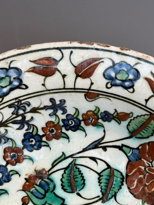 A polychrome Iznik 'saz leaf' dish, Turkey, 17th C. — foto 11
