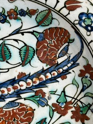 A polychrome Iznik 'saz leaf' dish, Turkey, 17th C. — foto 7
