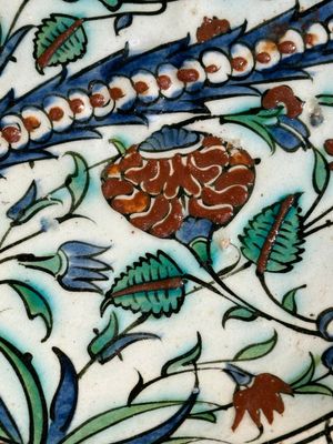 A polychrome Iznik 'saz leaf' dish, Turkey, 17th C. — foto 8