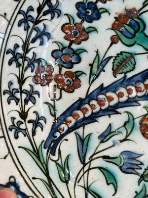 A polychrome Iznik 'saz leaf' dish, Turkey, 17th C. — foto 9