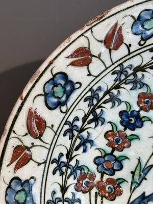 A polychrome Iznik 'saz leaf' dish, Turkey, 17th C. — foto 10