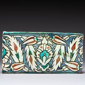 A polychrome Iznik-style Damascus pottery frieze tile with floral design, 17/18th C. — photo 1