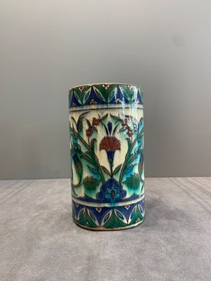 A polychrome Iznik-style mug with tulips and carnations, Kutahya, Turkey, 19th C. — photo 2