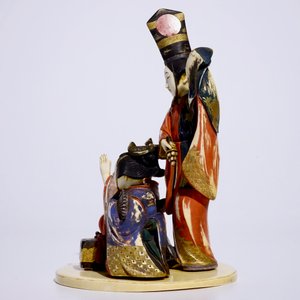A polychrome Japanese ivory okimono of ladies presenting a gift, Meiji, early 20th C. — photo 2