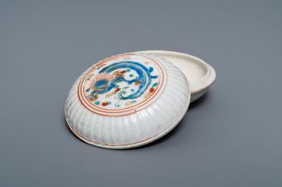 A polychrome Japanese Kakiemon box and cover with a dragon, Edo, 17th C.