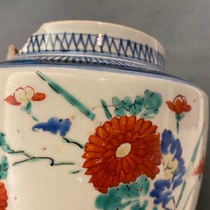 A polychrome Japanese Kakiemon vase with floral design, Edo, 17th C. — photo 11