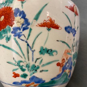 A polychrome Japanese Kakiemon vase with floral design, Edo, 17th C. — photo 12