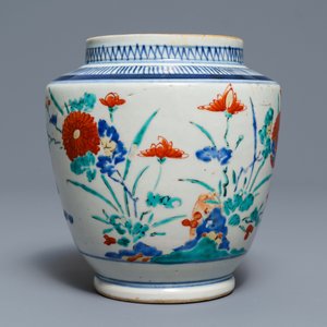 A polychrome Japanese Kakiemon vase with floral design, Edo, 17th C. — photo 2