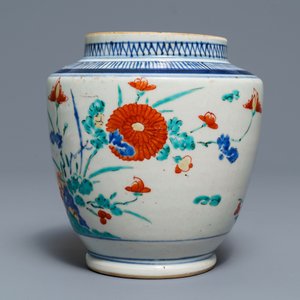 A polychrome Japanese Kakiemon vase with floral design, Edo, 17th C. — photo 3
