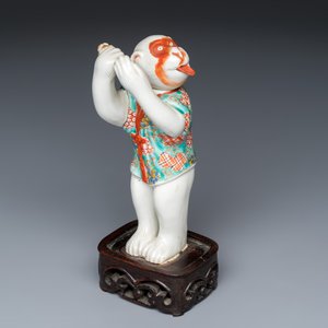 A polychrome Japanese nodding head Sarumawashi monkey playing kagura suzu — 照片 1