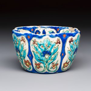 A polychrome Kutahya pottery lobed bowl — photo 1